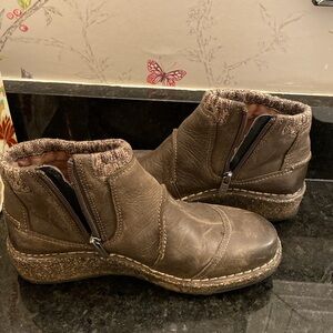 Aetrex leather ankle bootie